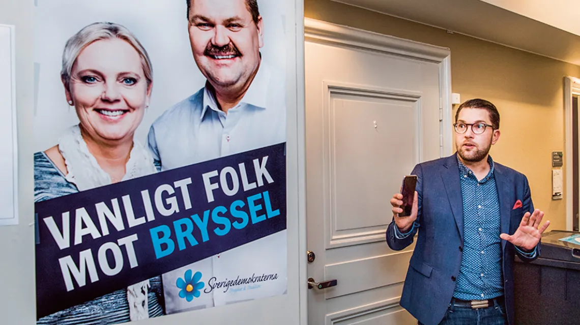 Per Jimmie Åkesson, przewodniczący partii Szwedzcy Demokraci, i plakat „Zwykli ludzie przeciwko Brukseli”, Sztokholm, luty 2018 r. / LARS PEHRSON / SVD / TT / FORUM