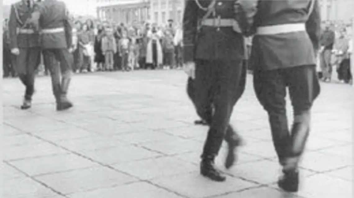 Berlin,tuż przed zjednoczeniem: ostatnia zmiana warty przed centralnym pomnikiem NRD przy Unter den Linden. Fot.Harald Hauswald/OSTKREUZ / 