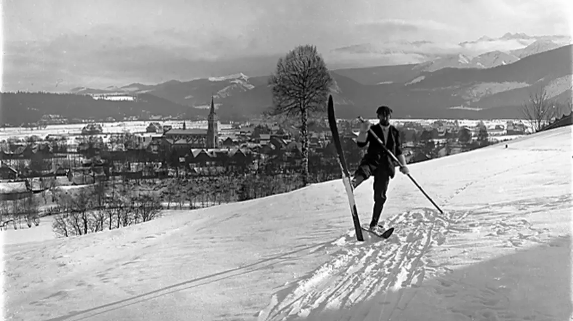 Mieczysław Karłowicz na nartach u podnóża Gubałówki. W tle nowy kościół św. Rodziny na Krupówkach konsekrowany kilka lat wcześniej w 1899 r. Ze zbiorów archiwalnych Centralnego Ośrodka Turystyki Górskiej Polskiego Towarzystwa Turystyczno-Krajoznawczego. / 