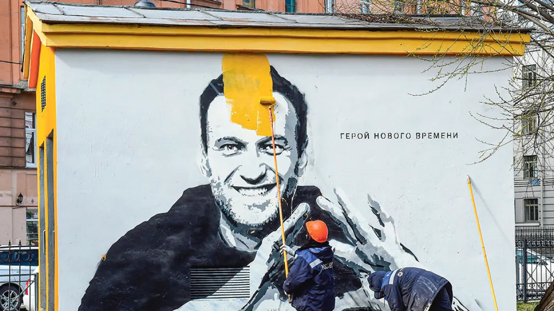Graffiti „Bohater nowych czasów” pojawiło się w centrum Petersburga w środę 28 kwietnia 2021 r. o szóstej rano. Już kilka godzin później zostało zamalowane. / OLGA MALTSEVA / AFP
