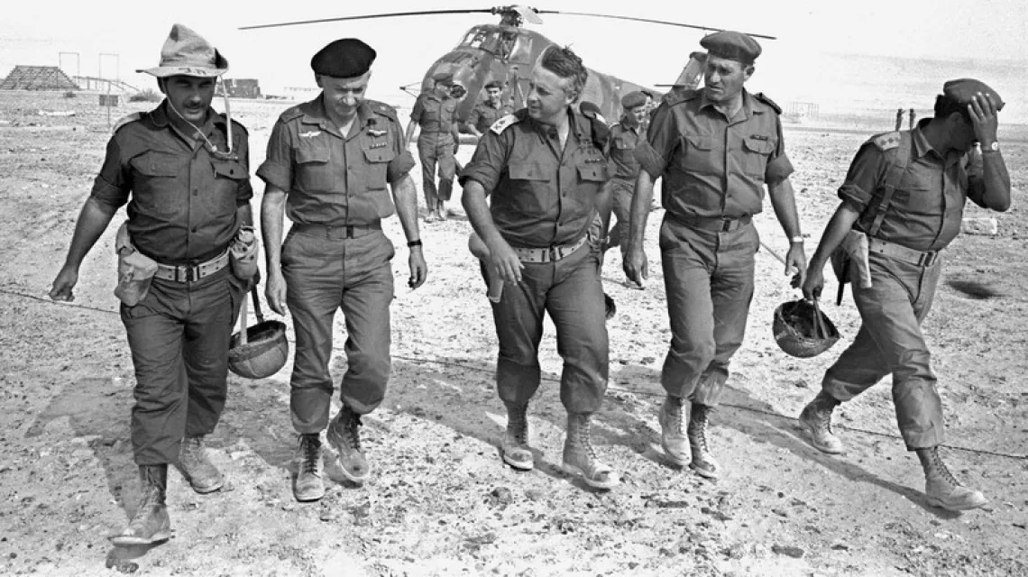 Generałowie izraelscy: Ariel Sharon (w środku) generał Haim Bar-Lev (drugi od prawej) i generał Yeshayahu Gavish (drugi od lewej) i niezidentyfikowani oficerowie przybywają do bazy wojskowej na pustyni Negev, 01.06 1967 r. /  /  Fot. AFP/EASTNEWS