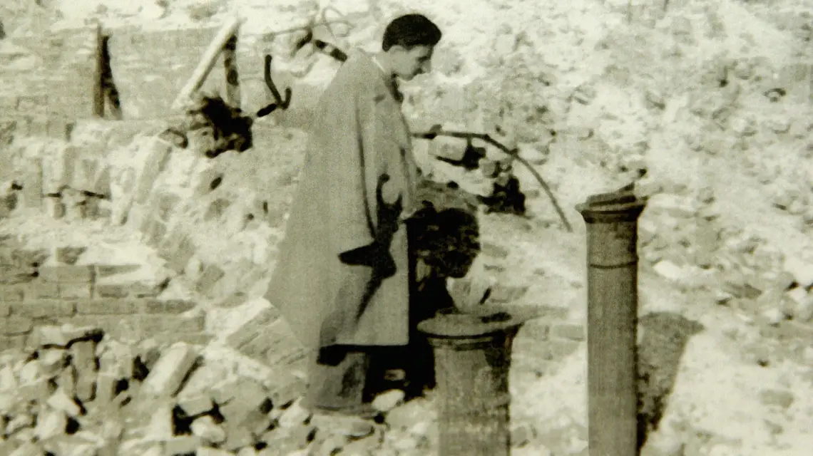 Marek Edelman na ruinach getta warszawskiego, 1945 r. / Fot. COLLECTION LASKI / EAST NEWS / 