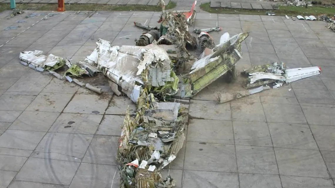 19 maja 2010 roku MAK dokonało dochodzenie, włączając zdjęcia lotnicze, geodezyjne prace, wyznaczenie dokładnej trajektorii lotu i czasu katastrofy Nr101, która miała miejsce 10 kwietnia 2010 r. Na zdjęciu: części TU-154 przechowywane na strzeżonym placu / Fot. LASKI DIFFUSION/EAST NEWS
