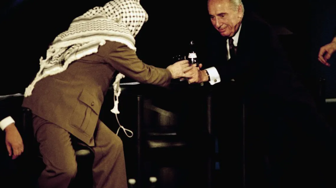 Yasser Arafat i Shimon Peres. Fot: (AP Photo/Michel Lipchitz / 
