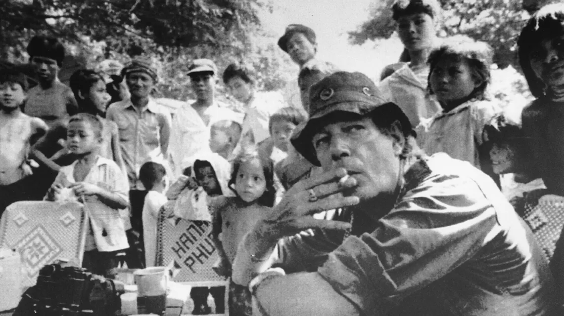 Brytyjski fotograf Tim Page wraz z kambodżańskimi dziećmi przy stoisku z kawą Chimpou. Kambodża. Zdjęcie niedatowane /  / FOT. ASSOCIATED PRESS/East News