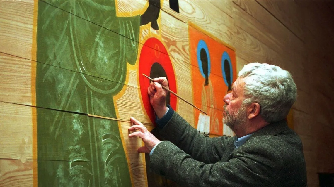 Jerzy Nowosielski podczas malowania wnętrza cerkwi w Krakowie, styczeń 2001 r. Fot Wacław Klag/REPORTER / 