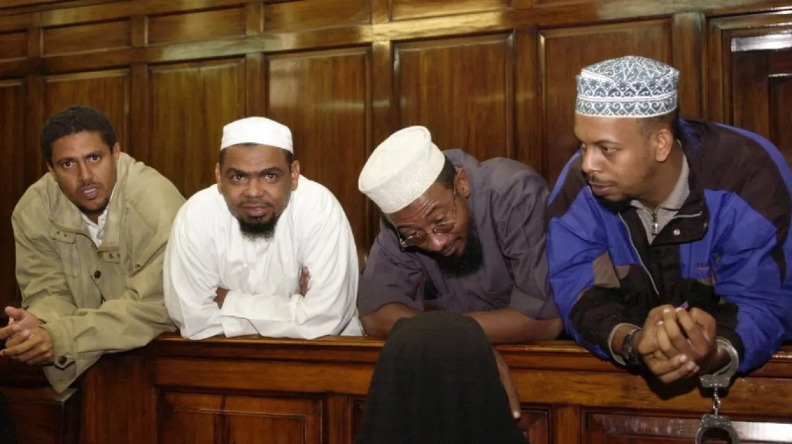 Imam Aboud Rogo Mohammed (drugi z lewej) przed sądem w Mombasie, 2005 r. / Fot. Khalil Senesi / Associated Press / Fotolink / East News / 