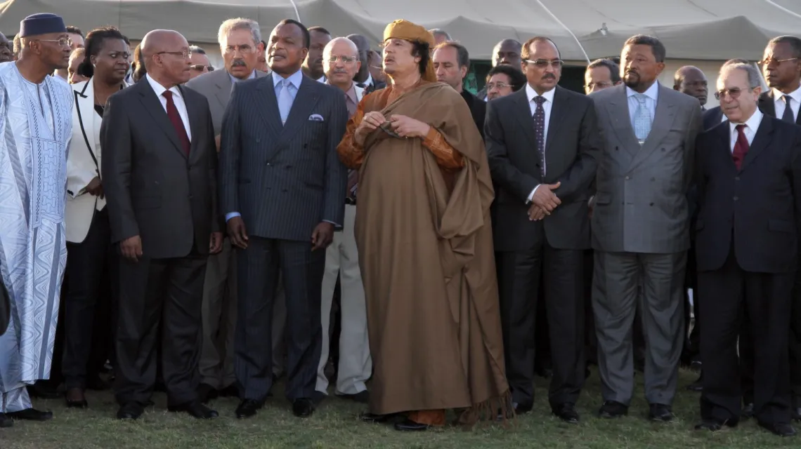 Jacob Zuma (drugi z lewej) wśród afrykańskich przywódców odwiedzających Muammara Kaddafiego (w środku), Trypoli, 10 kwietnia 2011 r. / Fot. Hamza Turkia / Xinhua / East News / 