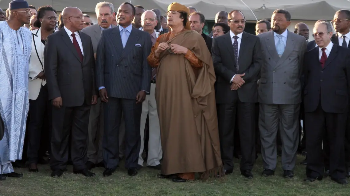 Jacob Zuma (drugi z lewej) wśród afrykańskich przywódców odwiedzających Muammara Kaddafiego (w środku), Trypoli, 10 kwietnia 2011 r. / Fot. Hamza Turkia / Xinhua / East News / 