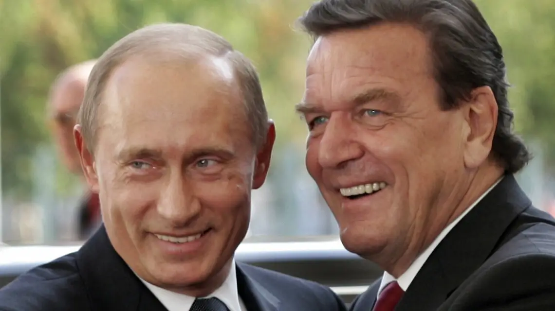  Władimir Putin i Gerhard Schröder w 2005 r. / ASSOCIATED PRESS/East News / 
