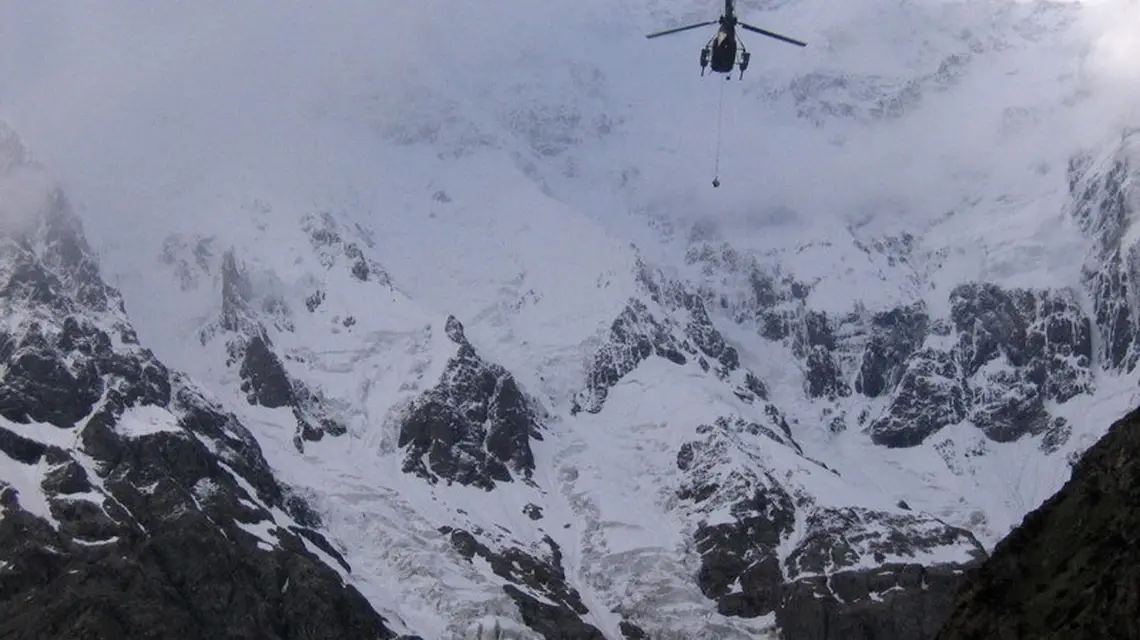 Pakistański helikopter wojskowy podczas akcji ratunkowej w rejonie Nanga Parbat / Fot. AP / East News / 