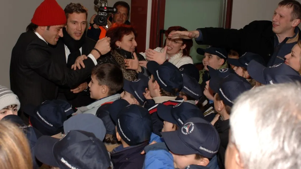 Kachaber Kaladze i Andrij Szewczenko, piłkarze Milanu, spotykają się z rosyjskimi dziećmi ocalałymi z tragedii w Biesłanie, goszczącymi we Włoszech, styczeń 2006 r. / Fot. AP Photo / Italian Civil Protection Service / East News