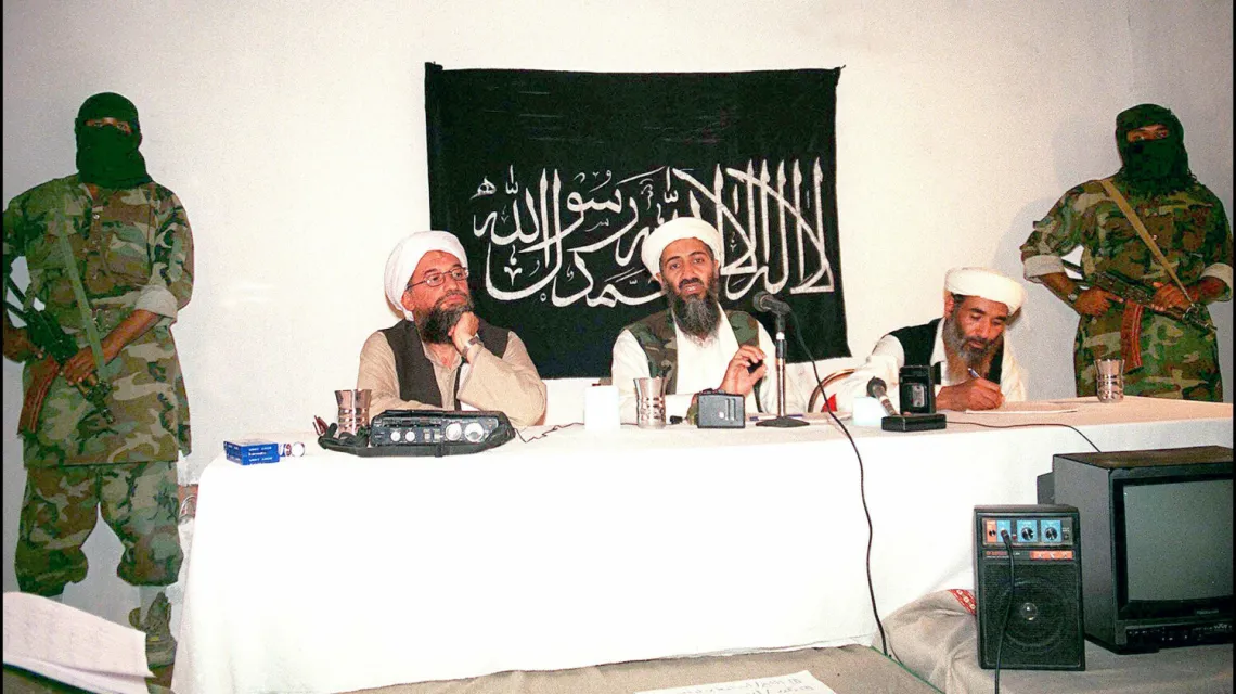 Ajman az-Zawahiri (z lewej) i Osama ibn Ladin (w środku) gdzieś w Afganistanie. Zdjęcie niedatowane / FOT. Abaca/EAST NEWS / 