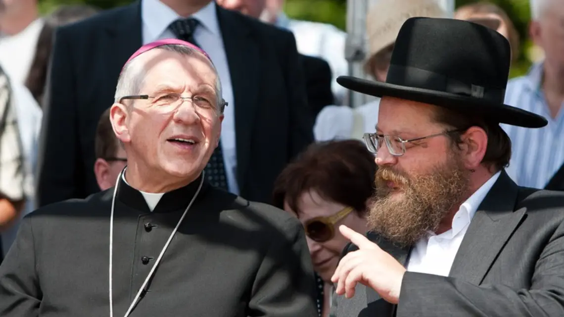 Bp Mieczysław Cisło i rabin podczas oficjalnych obchodów 70-tej rocznicy mordu na miejscowej społeczności żydowskiej, Jedwabne podlaskie, 10.07.2011r. / / Fot. Marek Maliszewski/REPORTER/EASTNEWS