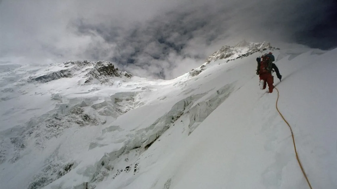 Wspinacz na wysokości 6300 metrów na flance Rupal, Nanga Parbat / Fot. Ronald Naar / ANP Kina / EASTNEWS