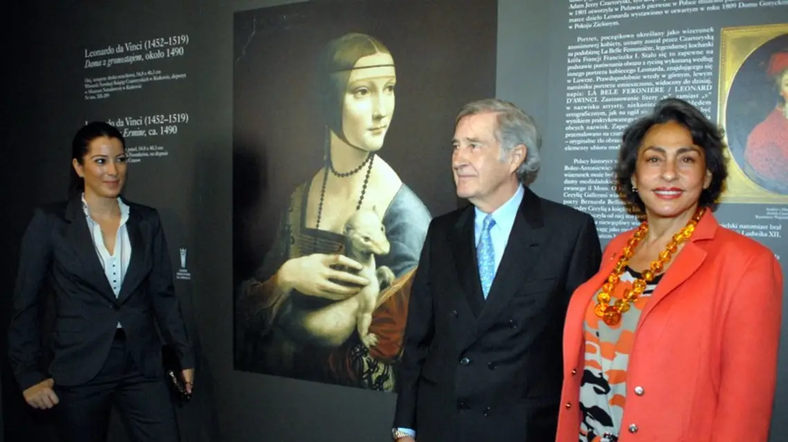 Otwarcie wystawy, na której prezentowano m.in. "Damę z gronostajem" Leonarda da Vinci, Tamara Czartoryska z lewej, z prawej Adam Czartoryski z żoną, Josette Calil, Wawel, maj 2012 r. / Fot. Marek Lasyk / Reporter / East News
