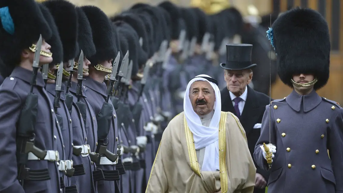 Emir Kuwejtu Szejk Sabah al-Ahmad al-Sabah w towarzystwie księcia Filipa na Zamku w Windsorze, listopad 2012 r. Fot. AFP/EAST NEWS / 