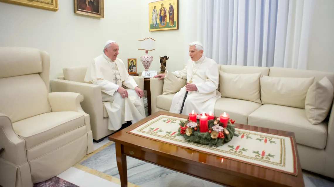 Świąteczne spotkanie Papieża Franciszka i Benedykta XVI, 23 grudnia 2019 r. /FOT. AFP PHOTO / OSSERVATORE ROMANO / EAST NEWS / 
