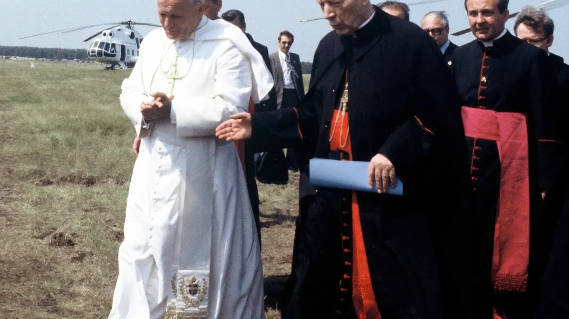 Kardynał Stefan Wyszyński z papieżem Janem Pawłem II podczas pierwszej papieskiej pielgrzymki do Polski, Gniezno, 3 czerwca 1979 r. / / FOT. SETBOUN/SIPA/EAST NEWS