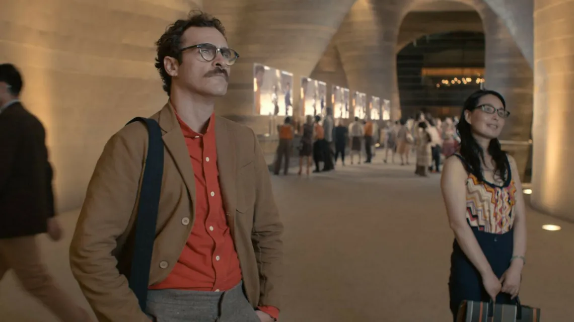 Grany przez Joaquina Phoenixa bohater filmu "Ona" z 2013 r., który zakochuje się w inteligentnym systemie komputerowym posługującym się głosem Scarlett Johansson / Reporter / 