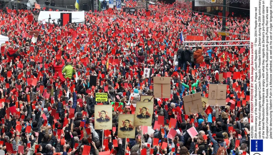 Demonstranci pokazują prezydentowi Milošowi Zemanowi czerwoną kartkę. Praga, 17 listopada 2014 r. / fot. Isifa Image Service sro / REX / EAST NEWS