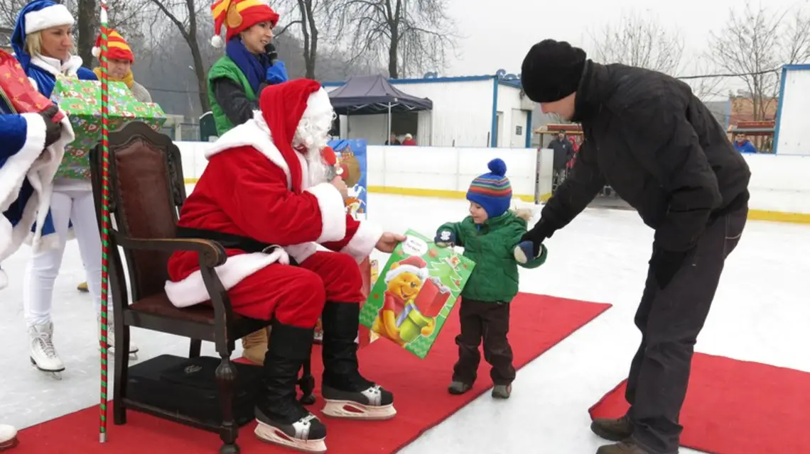 Święty Mikołaj na lodowisku, Chorzów, 06.12.2014 r. / / Fot. Adrian Slazok/REPORTER/EASTNEWS