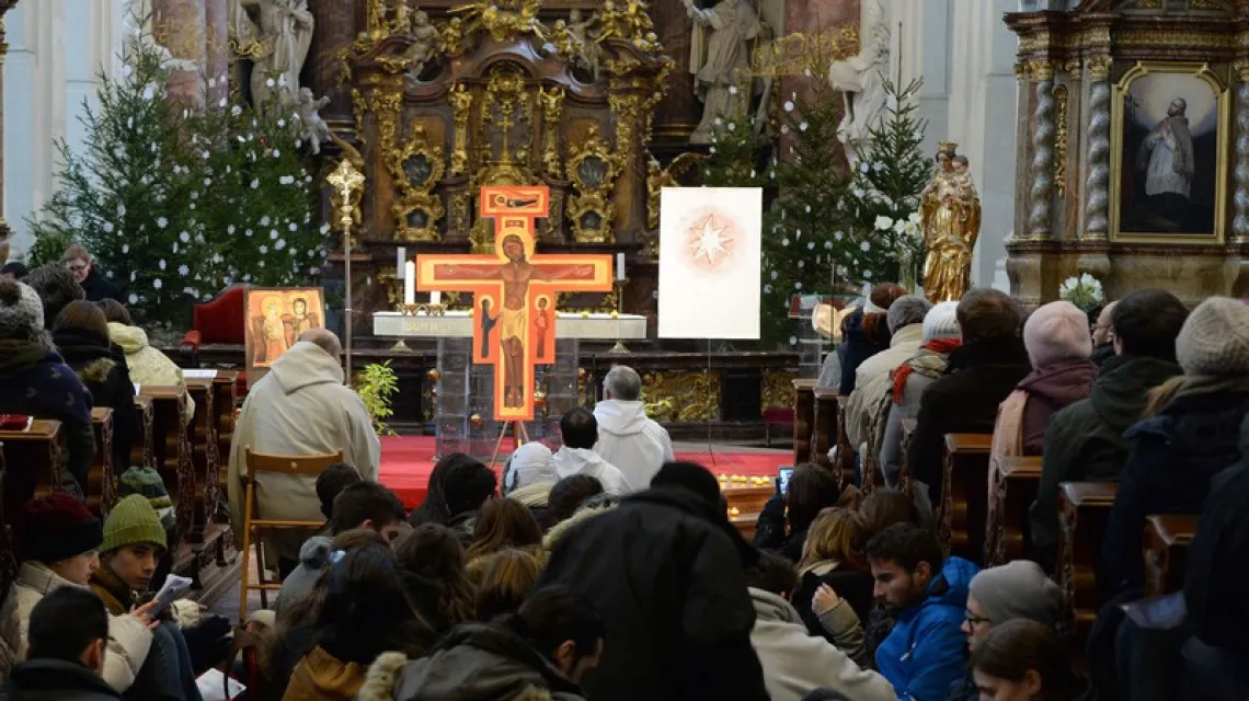 Taize. Spotkanie młodzieży w kościele Zbawiciela w Pradze/ / foto: Michał Cizek/AFP/East News