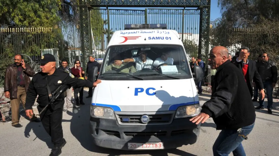 Przed muzeum Bardo w Tunisie, gdzie doszło do zamachu terrorystycznego, w którym zginęli także Polacy. Tunezja, 18 marca 2015 r. / / fot AFP / EAST NEWS