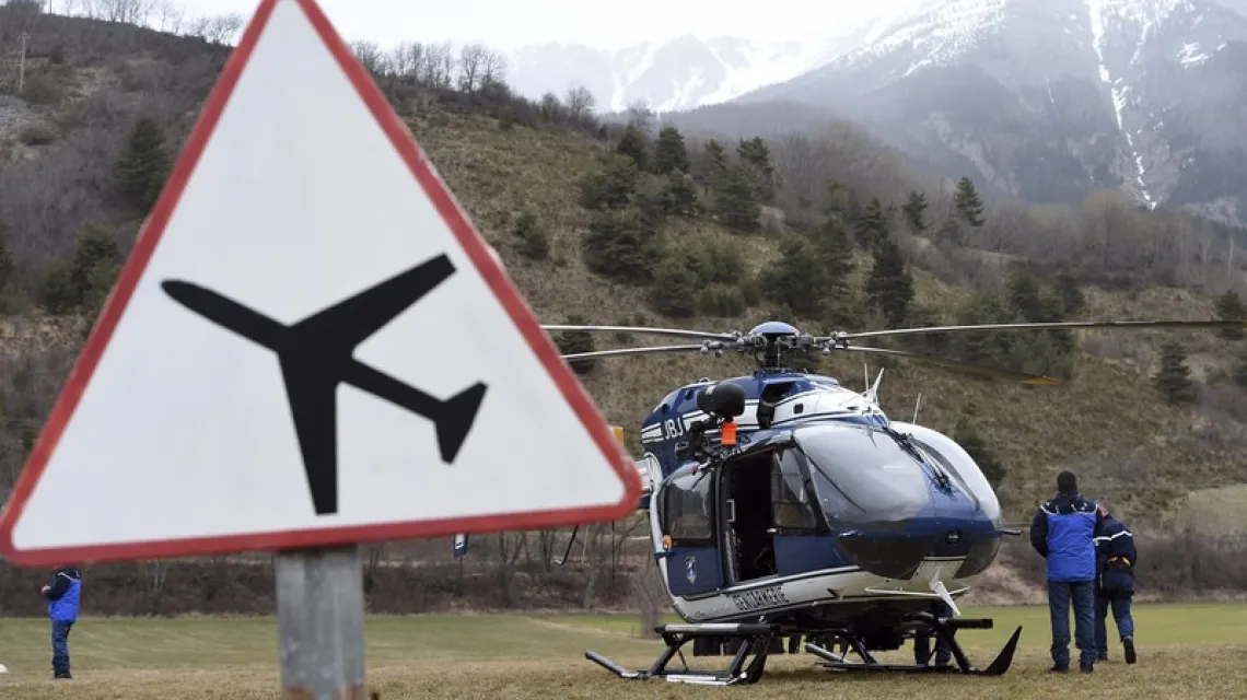 Ratownicy w miejscu katastrofy samolotu linii Germanwings. Fot: ANNE-CHRISTINE POUJOULAT/AFP/EAST NEWS / 