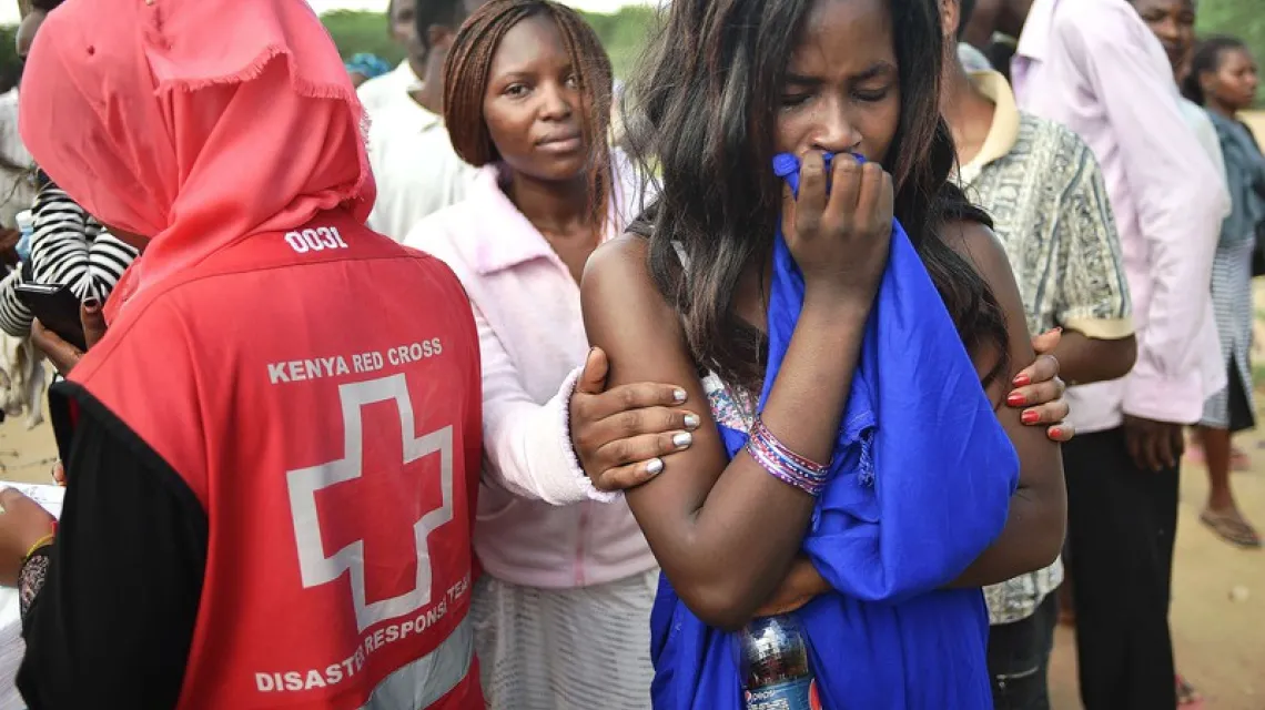 Studenci po zamachu terrorystycznym na kampus uniwersytecki. Garissa w Kenii. Fot: Carl de Souza/AFP/EASTNEWS / 