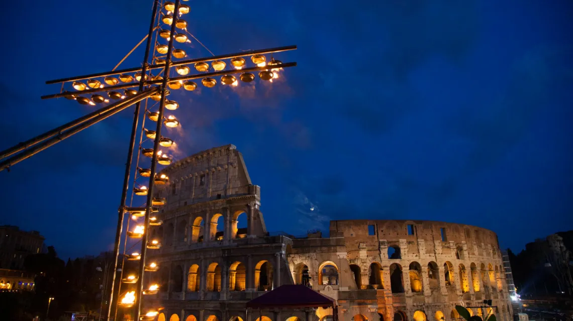 Papieska Droga Krzyżowe w 2015 roku w Rzymie. Po dwóch latach przerwy związanej z pandemią w tym roku ponownie odbędzie się w Koloseum / fot. Stefano Costantino / Splash News/EAST NEWS / 