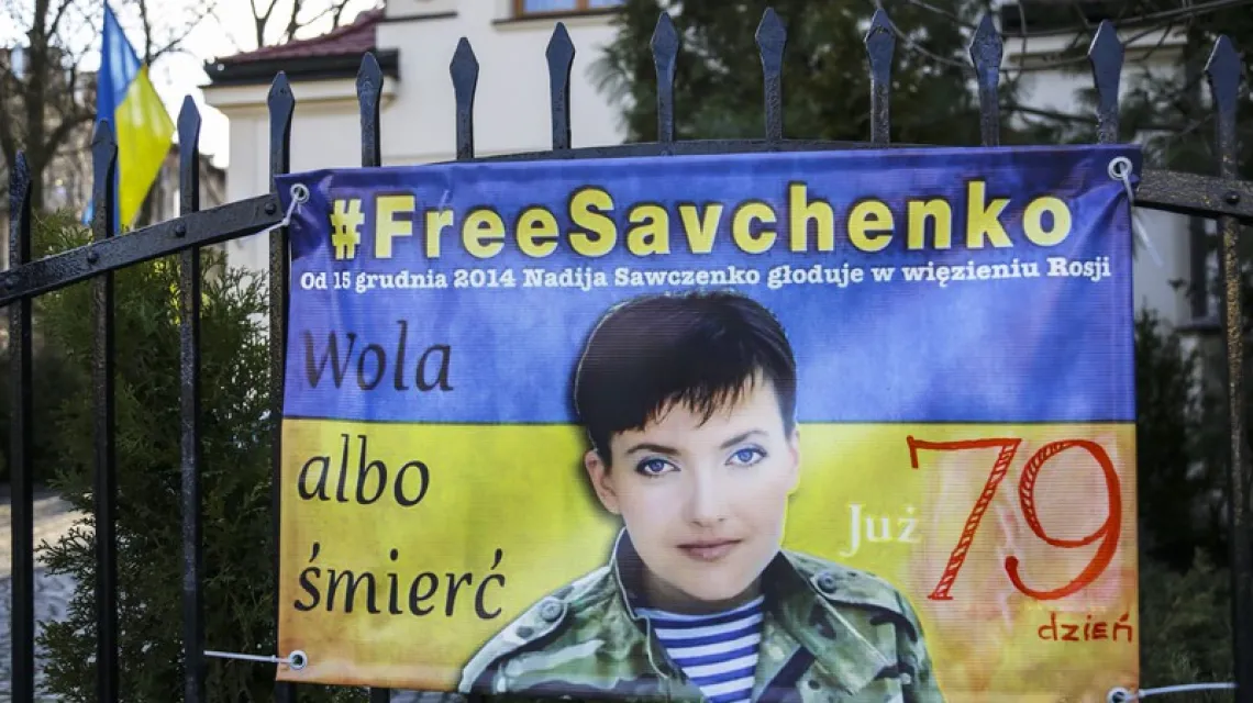 Banner wzywający do uwolnienia Nadii Sawczenko na ogrodzeniu konsulatu ukraińskiego w Krakowie /  / fot. Reporter