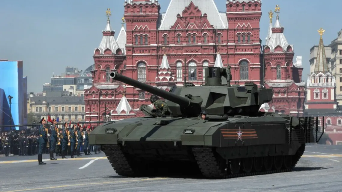 Najnowszy czołg T-14 Armata, który miał być dumą parady zwycięstwa na Placu Czerwonym, odmówił współpracy podczas próby generalnej. Moskwa, 7 maja 2015 r. /  / fot. Wojtek Laski / East News