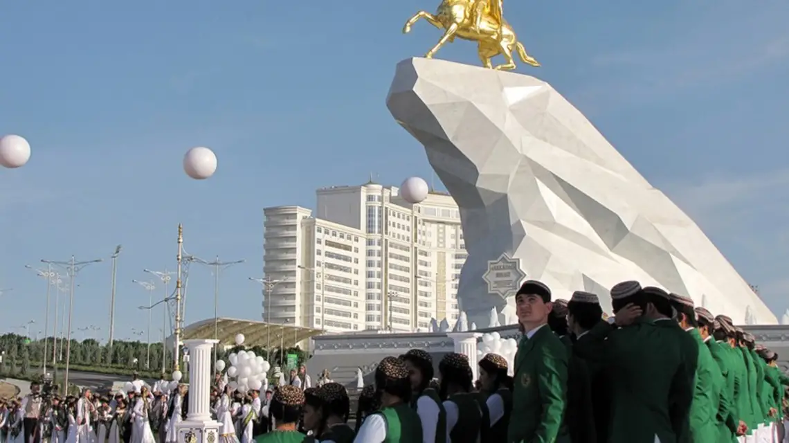 Młodzi Turkmeńczycy biorą udział w ceremonii otwarcia pierwszego pomnika Prezydenta Turkmenistanu Kurbanguli Berdymuhammedow w Aszchabadzie, stolicy Turkmenistanu. 25 maj 2015 r. / / Fot. IGOR SASIN / AFP / EAST NEWS