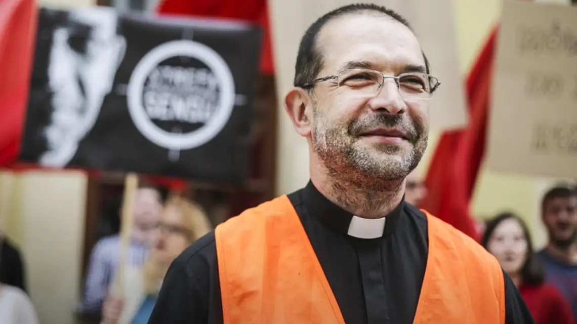 Ksiądz Jacek Stryczek pod Urzędem Skarbowym na ul. Grodzkiej w Krakowie podczas zorganizowanego przez niego happeningu. / / Fot. Beata Zawrzel/REPORTER/EASTNEWS