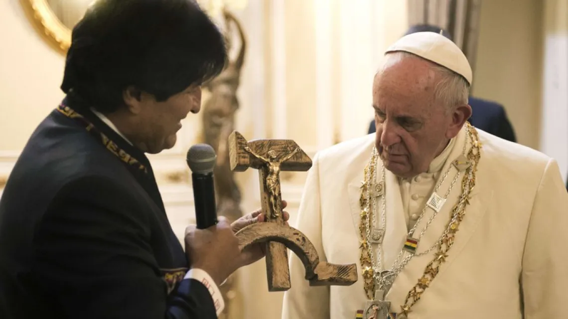 Prezydent Boliwii Evo Morales wręcza Franciszkowi figurę Chrystusa ukrzyżowanego na sierpie i młocie. La Paz, 8 lipca 2015 r. /  / fot. AFP / East News
