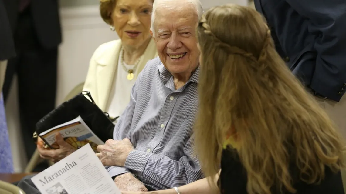 Były prezydent USA Jimmy Carter rozmawia z sąsiadką Stephanie Wynn przed rozpoczęciem studium biblijnego nad Marana tha. Kościół baptystów w Plains, Ga., 16 sierpnia 2015 r. /  / Fot. Ben Gray / The Atlanta Journal-Constitution / AP