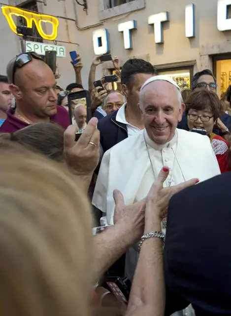 Papież Franciszek przed salonem okulisty przy via del Babuino w centrum Rzymu. 3 września 2015 r. / / fot. AP/FOTOLINK