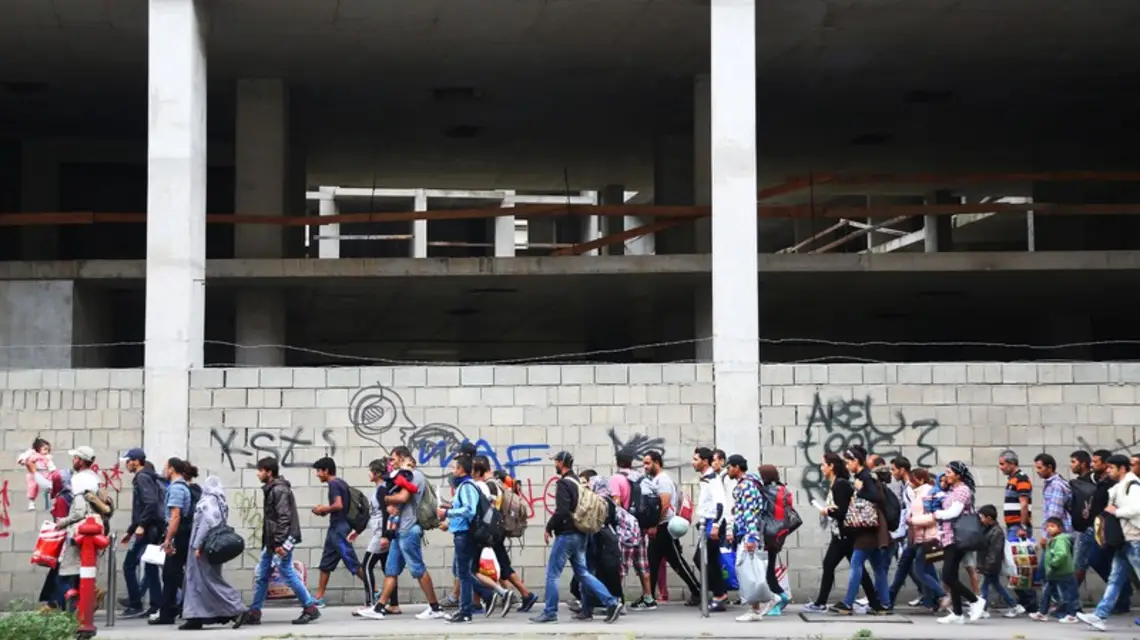 Po tym jak setki imigrantów wyruszyło dzien wcześniej w pieszą wędrówkę z centrum Budapesztu by przedostac sie do Niemiec , kolejna grupa kilkuset osób opuściła dworzec kolejowy Keleti w Budapeszcie. Węgry, 05.09.2015 r. / Fot. Beata Zawrzel/REPORTER