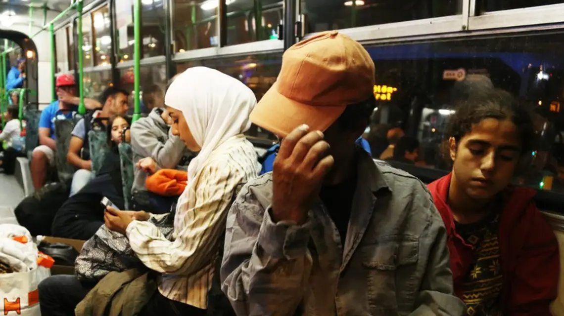 Kilkaset imigrantów opuściło dworzec kolejowy Keletii w Budapeszcie podstawionymi autobusami z nadzieją, że zawiozą ich do Austrii. Węgry, 04.09.2015 r. / / Fot. Beata Zawrzel/REPORTER
