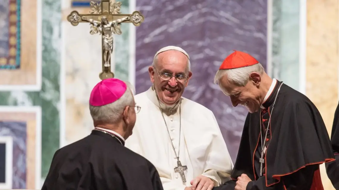 Papież Franciszek wita się z arcybiskupem Waszyngtonu kardynałem Donald'em Wuerl'em podczas spotkania z biskupami USA w katedrze św. Mateusza Apostoła. Waszyngton, 23.09.2015 r. / / Fot. AFP PHOTO/NICHOLAS KAMM