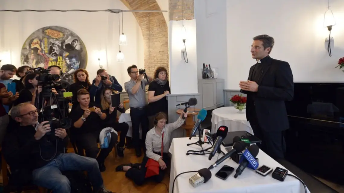 Ks. Krzysztof Charamsa na zwołanej przez siebie konferencji prasowej w Rzymie. / / Fot. AFP PHOTO / TIZIANA FABI
