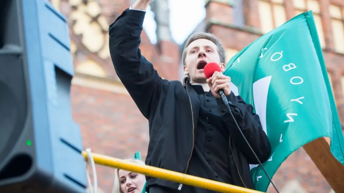 Ksiądz Jacek Międlar na demonstracji we Wrocławiu. Fot: Maciej Witkowski/REPORTER/EASTNEWS / 