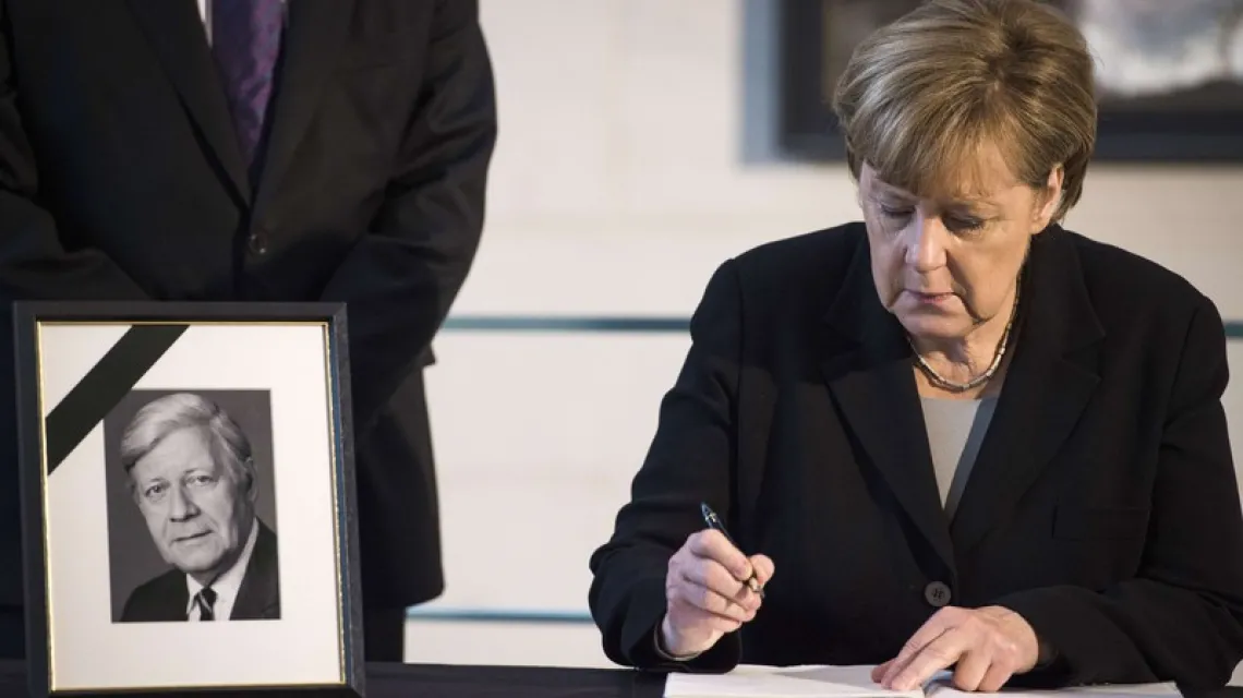 Angela Merkel wpisuje się do księgi kondolencyjnej, Berlin, 11.11.2015 r.  /   / Fot. ODD ANDERSEN/ AFP PHOTO /EAST NEWS