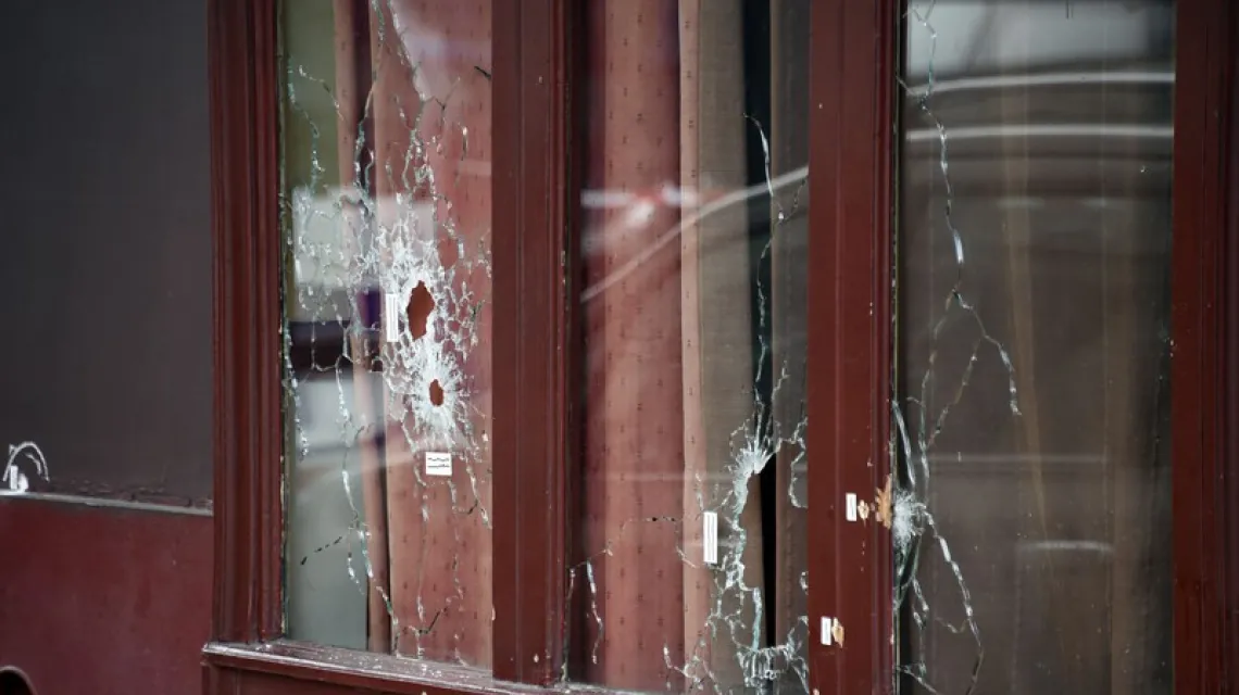 Podziurawiona kulami terrorystów witryna baru Carillon przy Rue Alibert w 10. dzielnicy Paryża. 14 listopada 2015 r. /  / fot. AFP / East News