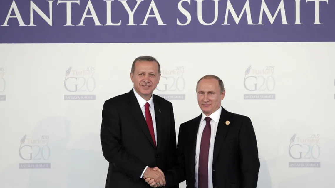 Prezydent Turcji Recep Erdogan wita Władimira Putina na szczycie G-20, Antalya, Turcja, 15.11.2015 r. /  / Lefteris Pitarakis/ AP Photo/EASTNEWS