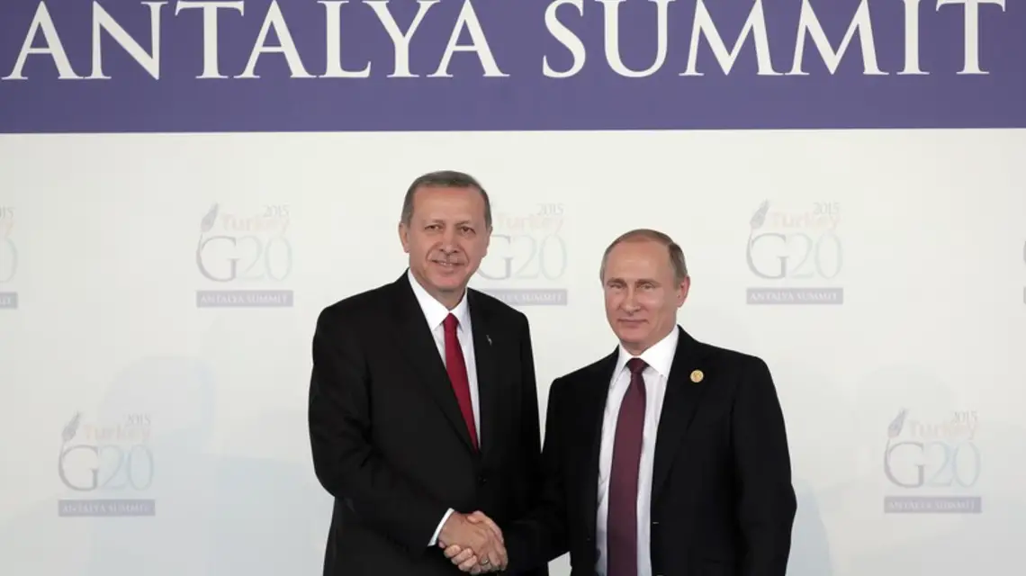Prezydent Turcji Recep Erdogan wita Władimira Putina na szczycie G-20, Antalya, Turcja, 15.11.2015 r. / / Lefteris Pitarakis/ AP Photo/EASTNEWS