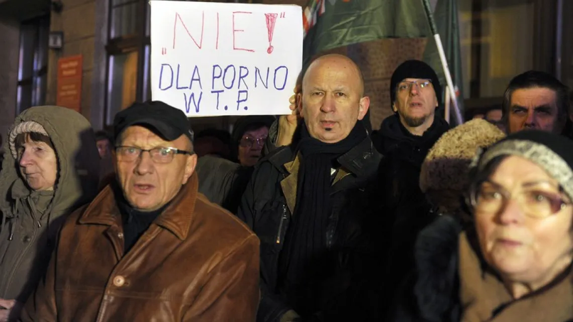 Protest środowisk katolickich przed premierą spektaklu "Śmierć i Dziewczyna". Wrocław, 2015 r. Fot: Natalia Dobryszycka/EAST NEWS / 