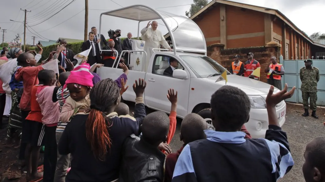 Papież Franciszek odwiedza dzielnicę Kangemi w Nairobi podczas sześciodniowej pielgrzymki do Kenii, Ugandy i Republiki Środkowoafrykańskiej. Kenia, 27.11.2015 r. /  / Fot. Andrew MedichiniAP Photo/EASTNEWS