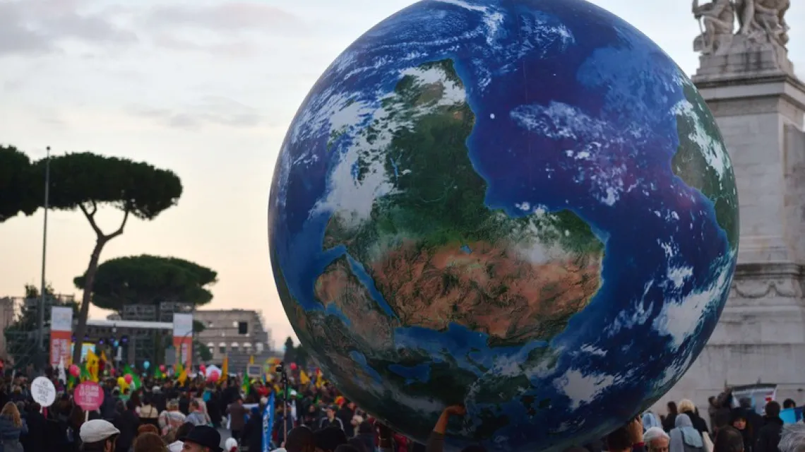 Ludzie niosą olbrzymi balon reprezentujący ziemię podczas wiecu wzywającego do działania w sprawie zmian klimatu, który odbył się dzień przed rozpoczęciem konferencji COP21 w Paryżu. Rzym, 29.11.2015 r. /  / TIZIANA FABI/AFP PHOTO/EASTNEWS